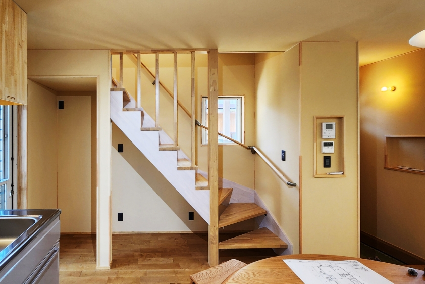 ロフトには階段で